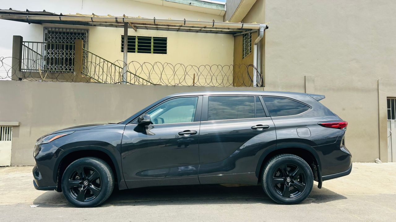toyota highlander 2022 — photo 2