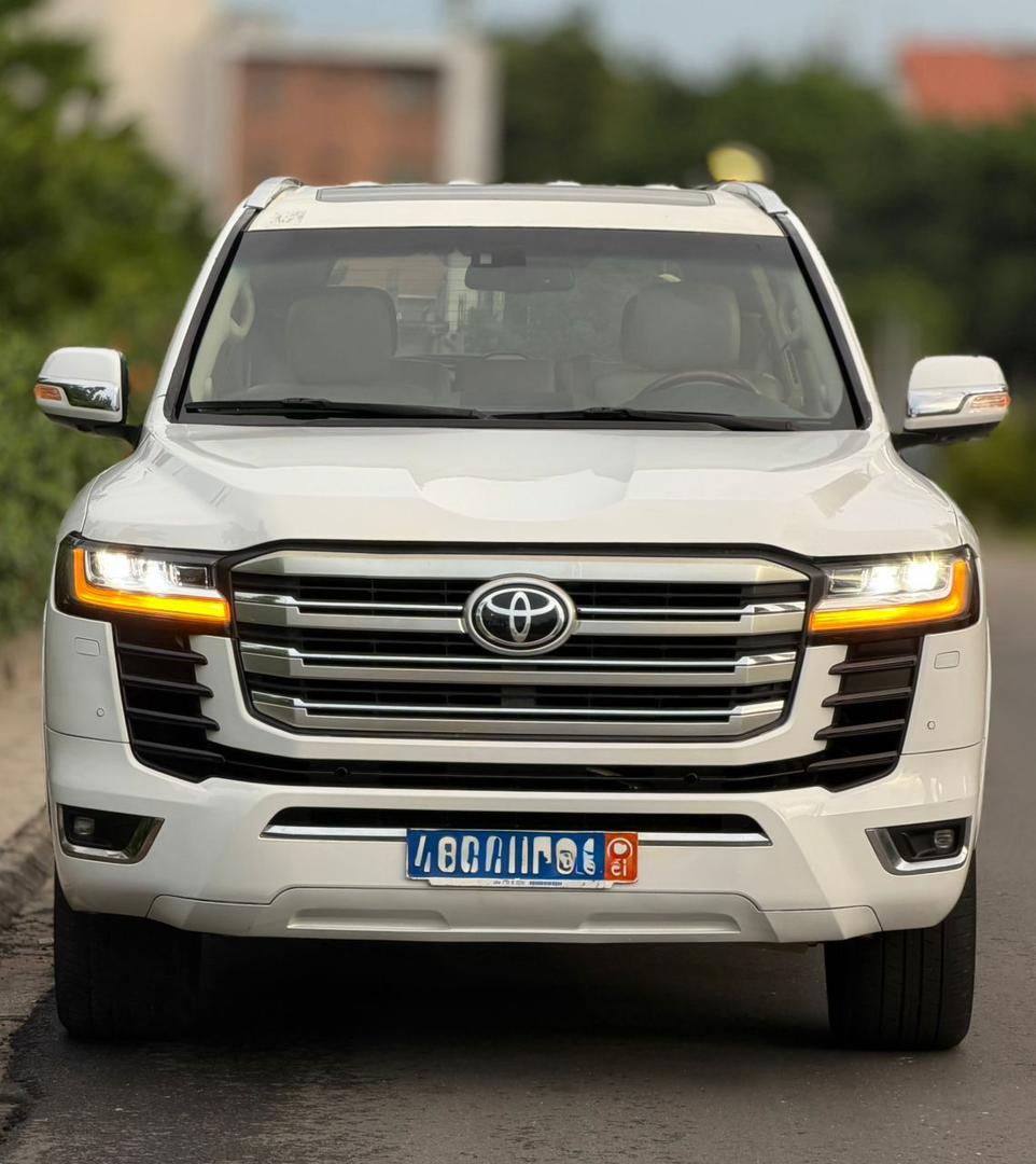 toyota land cruiser vxr 2017 — photo 2