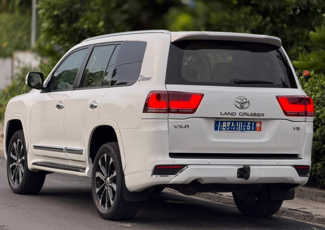 toyota land cruiser vxr 2017 — photo 5